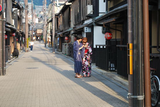 viele japanische Touristen lassen sich in speziellen Kostümverleihen à là Geisha verkleiden (für teures Geld), um schicke Fotos machen zu können.