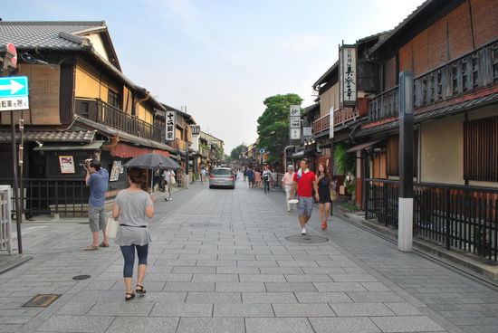 vielleicht ist eine der in Jeans und T-Shirt herumwandernden Japanerinnen eine Meiko oder Geisha, man weiß es nicht. In vollem Ornat verlassen sie jedenfalls möglichst niemals ihr Ochaya, ihre Unterkunft. Und wenn, gibt es sicherlich viele versteckte Gänge in den Hinterhöfen, über die sie ihr Ziel unentdeckt erreichen können.