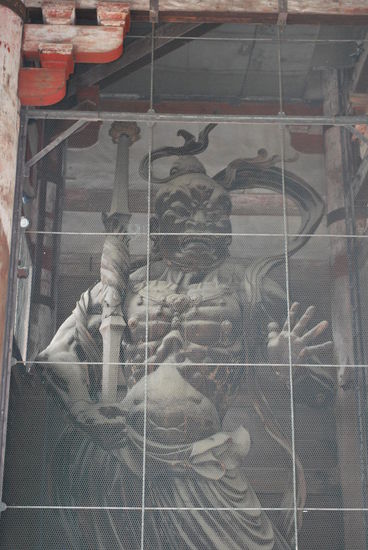 Fiese Wächterfiguren in den Seiten des Tores