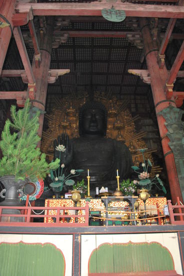 riesiger sitzender Buddha