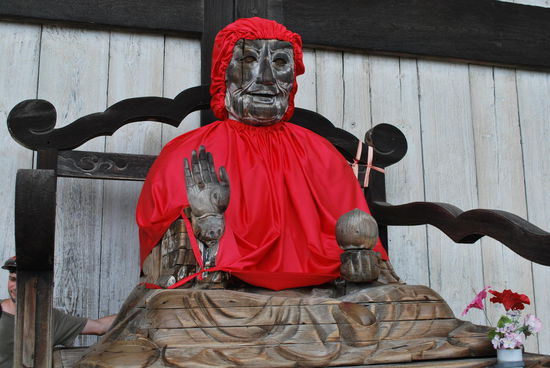 Dieses Teil sitzt draußen, hm. Godzilla im Rotkäppchenkostüm ???