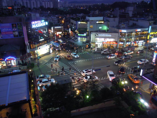hustling-and-bustling, Straßenkreuzung in Itaewon direkt vor meinem Hotel in Seoul