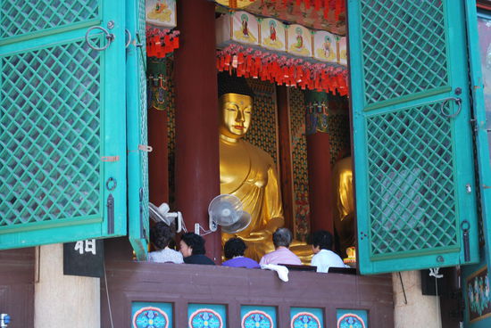 Ein Blick auf einen der Buddhas