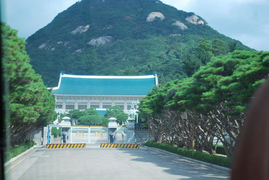 "Blue" natürlich wegen des blauen Daches