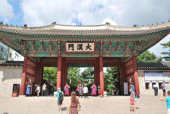 Statt des Gyeongbokgung besuchen wir nun den Deoksugung Palast. Zungenbrecher sind sie alle...