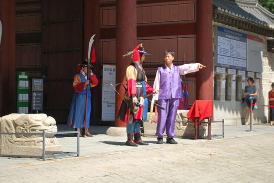 jetzt wird es wesentlich interessanter: Changing of the guards ist angesagt, eine ca. 15-minütige Zeremonie, 3 x täglich wird sie touri-gerecht performt