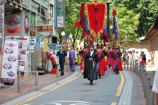 Im Gegensatz zum "changing-of-the-guards" in London gibt es keine Pferde, dafür imposant bunt gekleidete Palastwächter. Tamtam und Gebrüll gibt es aber auch hier !