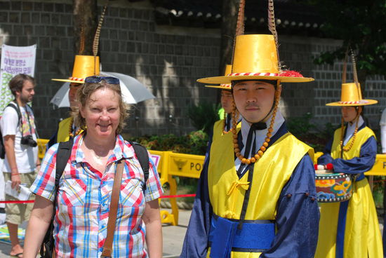 was ich nun absolut supertoll finde: Die angenehme weibliche Lautsprecherstimme fordert nun auf "and now, please join us for pictures !" Das, worauf alle Touristen sehnsüchtig gewartet haben, ist sogar offiziell erlaubt und erwünscht ! Sympathisches Südkorea !