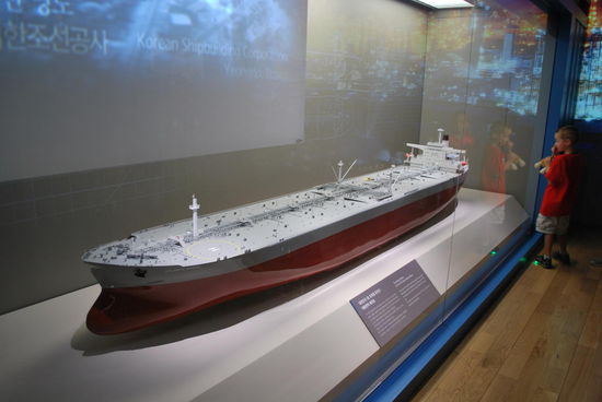 Südkorea baut mittlerweile die größten Containerschiffe und Tanker - dies ist das Modell des bisher größten