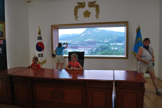 durch´s Fenster hat man den Blick auf den Präsidentenpalast und 2 kleine US-Amerikaner haben den Schreibtisch in Beschlag genommen