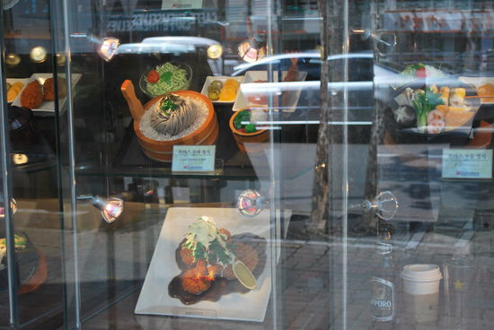 Auch in Südkorea hat man Wachsmodelle des angebotenen Essens in den Schaufenstern und das sieht schon wieder nach no-go für mich aus...