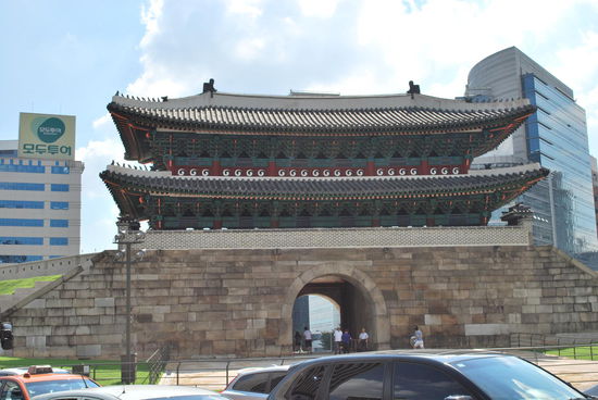 Dongdaemun Tor - einst das Stadttor zu Seoul. Jetzt steht es mitten im umtosten Verkehr herum. Abgebrannt und wieder aufgebaut, es hat eine lange Geschichte...