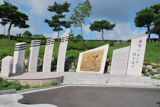Verschiedene Denkmäler, Mahnmale und Erinnerungstafeln
