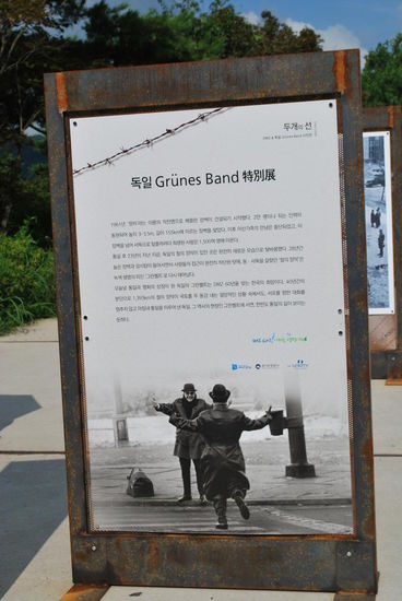zur Zeit auch eine sehr interessante Fotoausstellung zum geteilten Deutschland + Wiedervereinigung