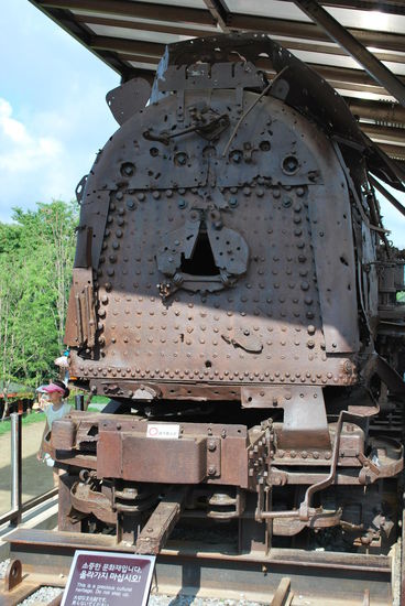 Eine völlig zerschossene Lok aus dem Koreakrieg