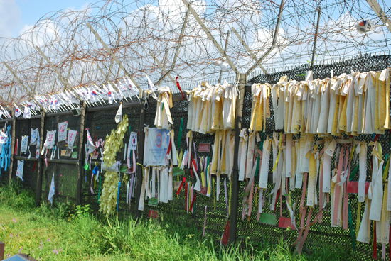 Stacheldraht mit Erinnerungsbändern