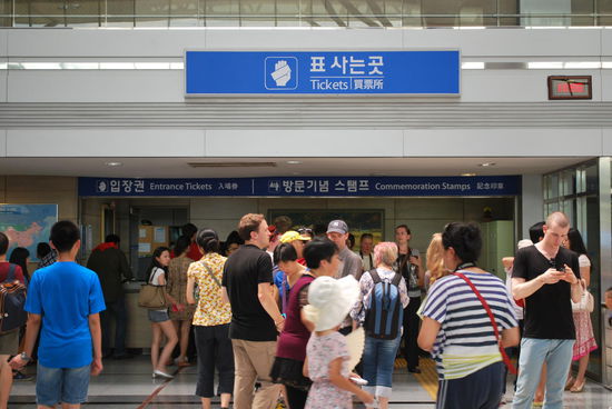 Aber Trubel am Ticketschalter, wo es die beliebten Erinnerungsstempel gibt