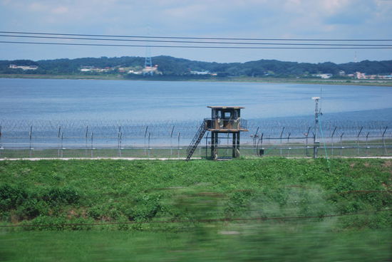 Zurück über die Autobahn nach Seoul - Wachtürme und Stacheldraht sind allgegenwärtig