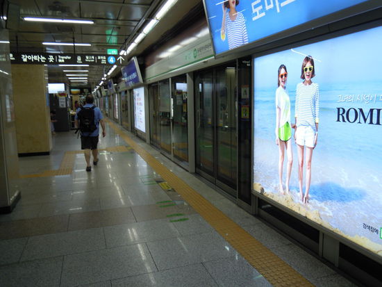 Alle Stationen riegeln die Gleise konsequent mit Automatiktüren ab. Grund ? Südkorea hat eine sehr hohe Selbstmordquote und die vielen Leute, die sich vor Züge geworfen haben, waren einfach unschön und hielten den Verkehr auf. Seit Einführung der Automatiktüren ist das "Problem" behoben, was die U-Bahn angeht. Jetzt springen die Leute von den Brücken über den Han-Fluss. Südkoreas gnadenlose Wettbewerbsgesellschaft ist die Ursache für die vielen Lebensmüden, nach wie vor. Man hat nie das Problem bei der Wurzel gepackt...