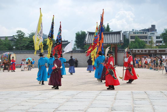 es läuft sehr förmlich ab und mit den Palastwachen hier darf man sich nicht fotografieren lassen. Diese sind dann wohl auch echte Palastwachen und nicht nur Schauspieler...