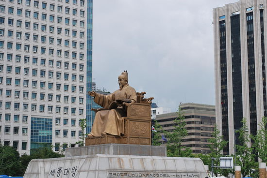 Joaa, also das ist ...äh, öh, naja, also so´n Typ aus Korea, wahnsinnig wichtig...ich finde es noch heraus, so.