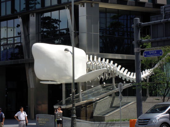 ...und das, wie ein skelettierter Wal, was es ja wohl auch ist.