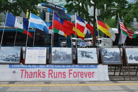 Man bedankt sich bei den UN-Mitgliedsstaaten, die im Koreakrieg auf der Seite Südkoreas mitgekämpft oder sonstige Unterstützung geleistet haben.