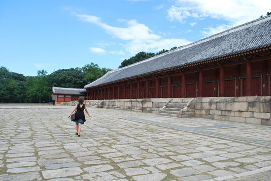 Es ist etwas merkwürdig hier: Sehr leer, sehr abweisend und eigentlich ist nichts spektakuläres zu sehen - dieser lange rote Holzschuppen ist die Hauptattraktion !