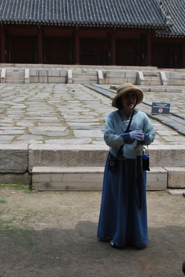 Die Guide-Dame in koreanischer Tracht erzählt sehr mitreissend