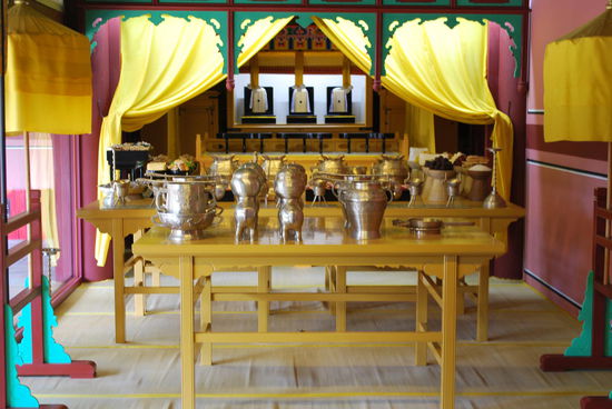 Im Hintergrund sind 3 der Tafeln zu sehen. In dem kleinen Loch in der Mitte ruht die königliche Seele