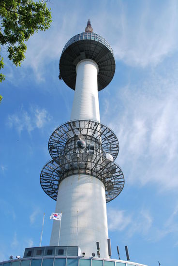 Angeblich ist der Fahrstuhl zur Aussichtsplattform der schnellste der Welt. Spacig ist er auf jeden Fall. An der Liftdecke läuft ein kleines Video.