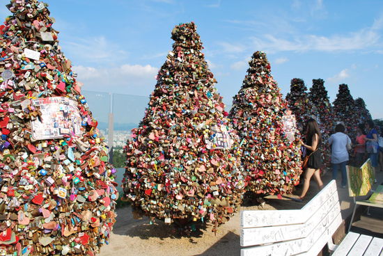 Alles Vorhängeschlösser. Koreaner müssen ein sehr verliebtes Volk sein !
