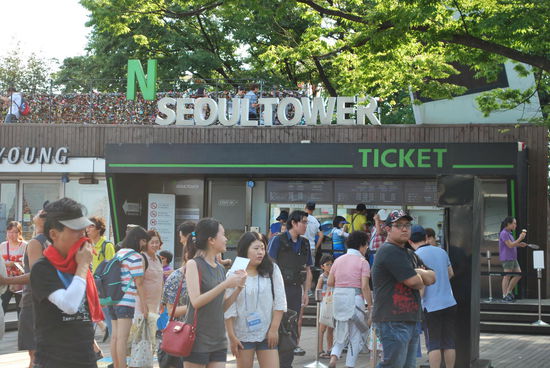 Wenn ich mich recht erinnere kostet die Seilbahnfahrt hoch + runter + Eintritt N Seoul Tower insgesamt ca. 12 EUR