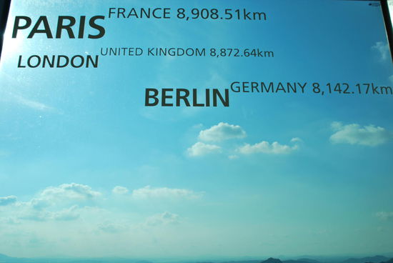 ach, "nur" etwas mehr als 8.000 km muss ich also morgen fliegen...