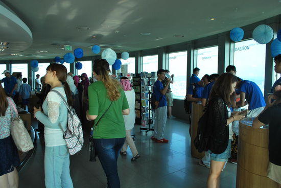 in der Aussichtsplattform gibt es natürlich den obligatorischen Souvenirshop. Von hier kann man auch Postkarten verschicken, die dann einen schicken Poststempel bekommen. Meine hat 14 Tage bis D gebraucht.