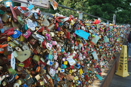 Das mit den Vorhängeschlössern nimmt kein Ende. In manchen Städten werden die Dinger ja schon wieder mühsam von Brückengeländern usw. entfernt. Hier darf man sich scheinbar noch austoben. Und wer gerade kein Vorhängeschloss zu Hand hat, opfert die Handy-Hülle...