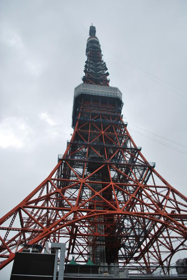 Der rot-weiss angepinselte "Eiffelturm" Tokios