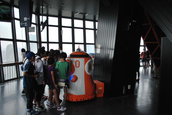 Japaner lieben Automaten, was dieser hier auf der Aussichtsplattform ausspuckt, weiß ich allerdings gar nicht.