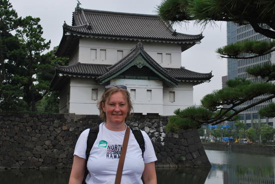 Vor einem Wachturm des Palastes