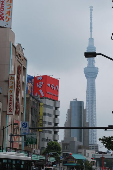 Tokyo sky tree - heute der höchste Fernsehturm Japans und mit 643 m Höhe nach dem Burj Khalifa in Dubai das zweithöchste Gebäude der Welt. Auch hier kann man auf eine Aussichtsplattform.
