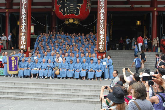 Was das für eine Truppe war, konnte uns auch unser Tourguide nicht erklären. Hätte vom Gesangsverein bis Betriebsausflug alles sein können...