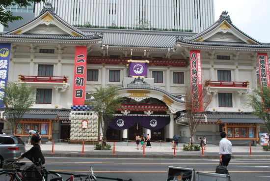 Kabuki Theater Ginza - Kabuki Theaterstücke sind stundenlange, traditionelle Aufführungen aus der Edo-Zeit, gespielt ausschliesslich von Männern. Praktisch unverständlich für Westler. Eintrittskarten relativ schwierig zu bekommen und auch teuer. Außerdem will man sich das gar nicht antun ! Es soll aber spezielle Touri-Tickets geben, die einem das "sneaken" für 15 Minuten erlauben, nur um mal kurz einen Eindruck zu bekommen. Muss ich echt nicht haben.