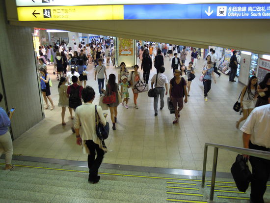 Shinjuku ist hinsichtlich des täglichen Passagieraufkommens der größte Bahnhof der Welt. Ca. 3,5 Mio. Pendler werden tagtäglich durch diesen riesigen Bahnhof geschleust. Und dennoch: Ein Kinderspiel - orientierungstechnisch.