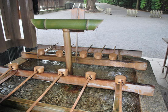 Diese Quelle der Erfrischung gibt es in jedem japanischen Schrein/Tempel. Gott sei Dank ! Frisches Wasser, das man sich per Schöpfkelle über Hände und Arme gießen kann und auch trinken. Später auf der Reise gab es so schlimme Hitzeschlachten, dass ich mir hemmungslos das Wasser aus den Schöpfkellen direkt über den Kopf gegossen habe...