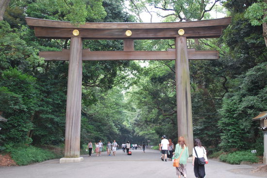 Das größte Torii des Landes im Meiji Schrein in Tokio