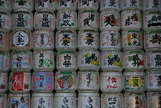 Das ist alles symbolisch gemeint: Sake-Fässer zu Ehren der hier im Meiji-Schrein verehrten Seelen des Meiji-Tennos und seiner Kaiserin Shoken