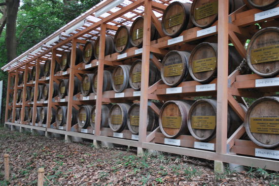 gleich gegenüber: Weinfässer aus dem Burgund in Frankreich. Gestiftet von ganz vielen Bourgogne-Weingütern anlässlich der Öffnung Japans gen Westen