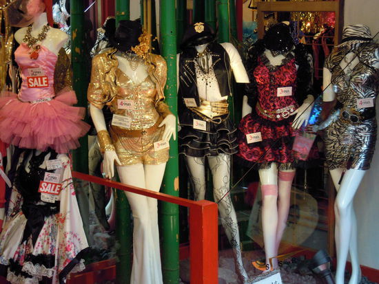 Diesen Laden durfte ich noch nicht einmal fotografieren ! Ich wurde weggescheucht, und zwar sehr unhöflich !