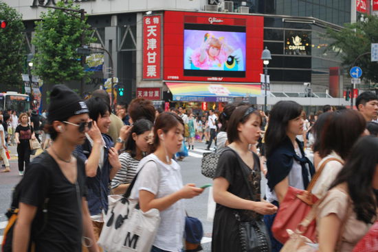 sollte man tatsächlich jemanden angerempelt haben: "Sumimasen" (sorry) sagen und alles ist gut !