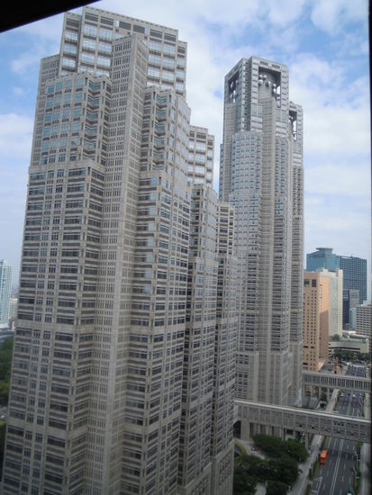 Die Zwillingstürme wurden von Japans Star-Architekt Kenzo Tange entworfen und sind seit 1991 ein Wahrzeichen der Stadt